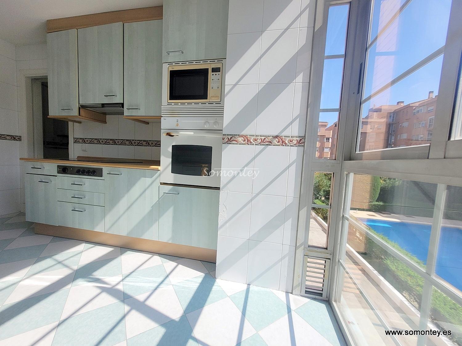 2 dormitorios, piscina, garaje y trastero