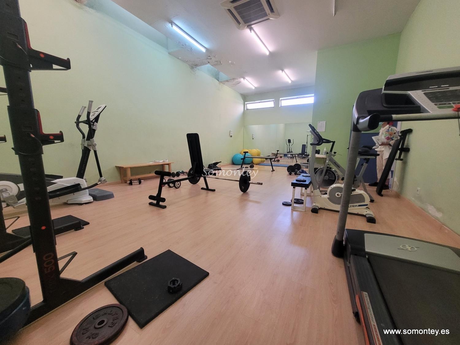 2 dormitorios, piscina, garaje y trastero