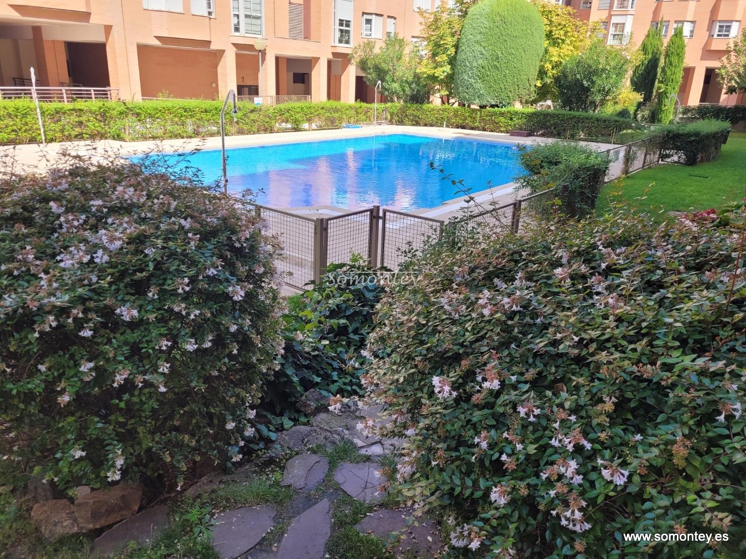 2 dormitorios, piscina, garaje y trastero