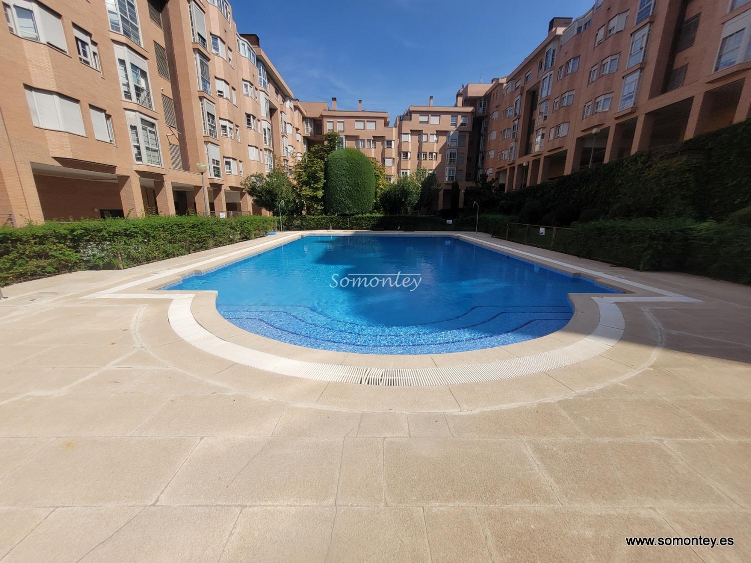 2 dormitorios, piscina, garaje y trastero