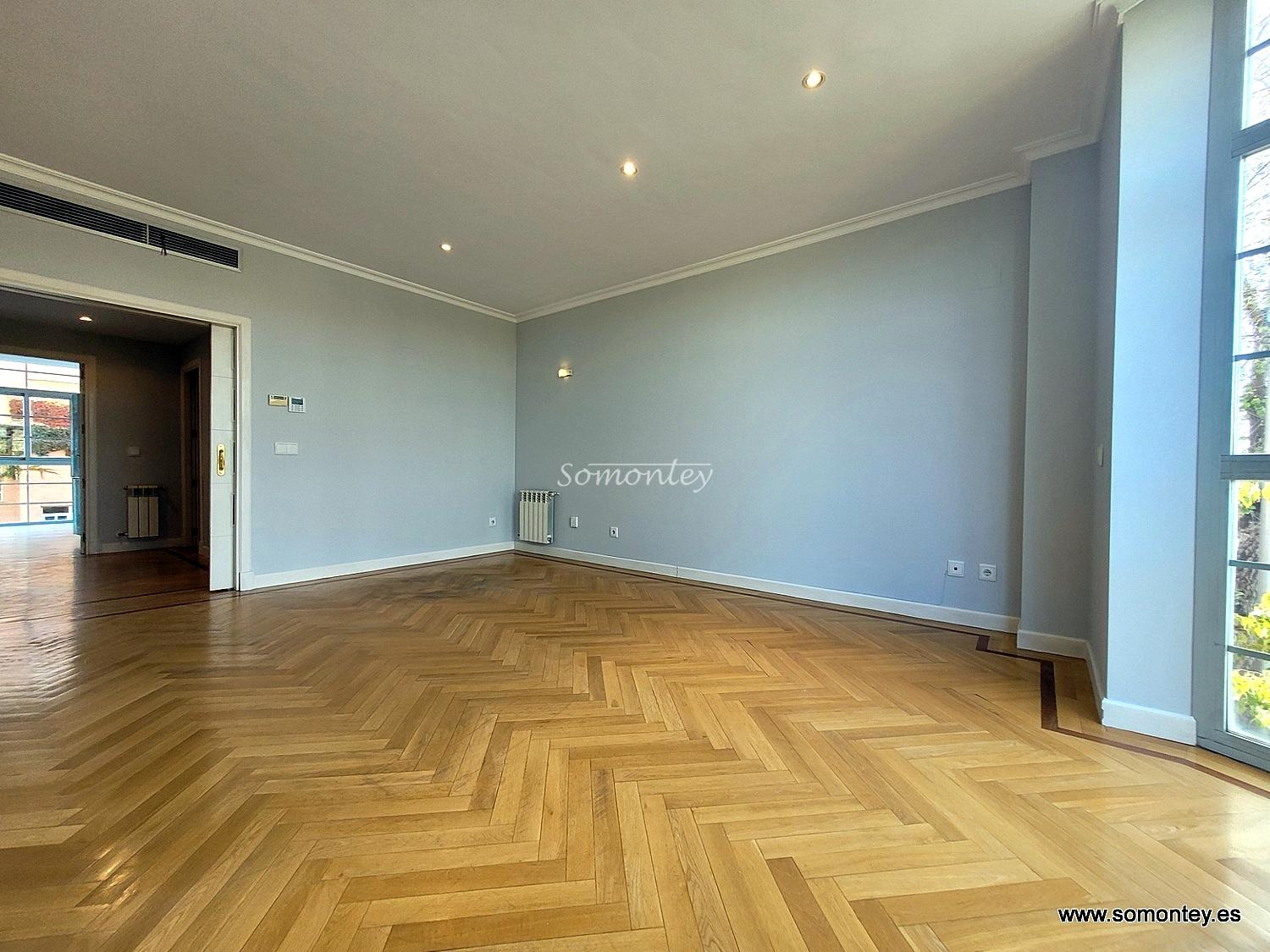 2 dormitorios, piscina, garaje y trastero