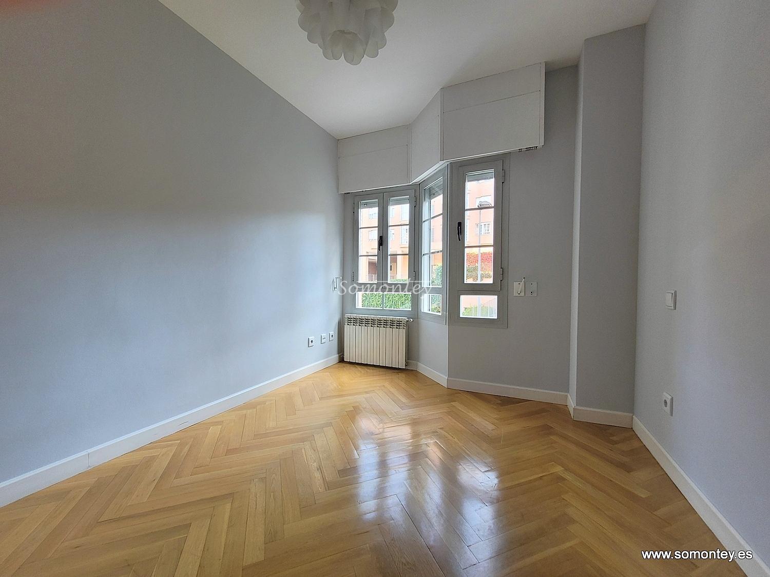 2 dormitorios, piscina, garaje y trastero