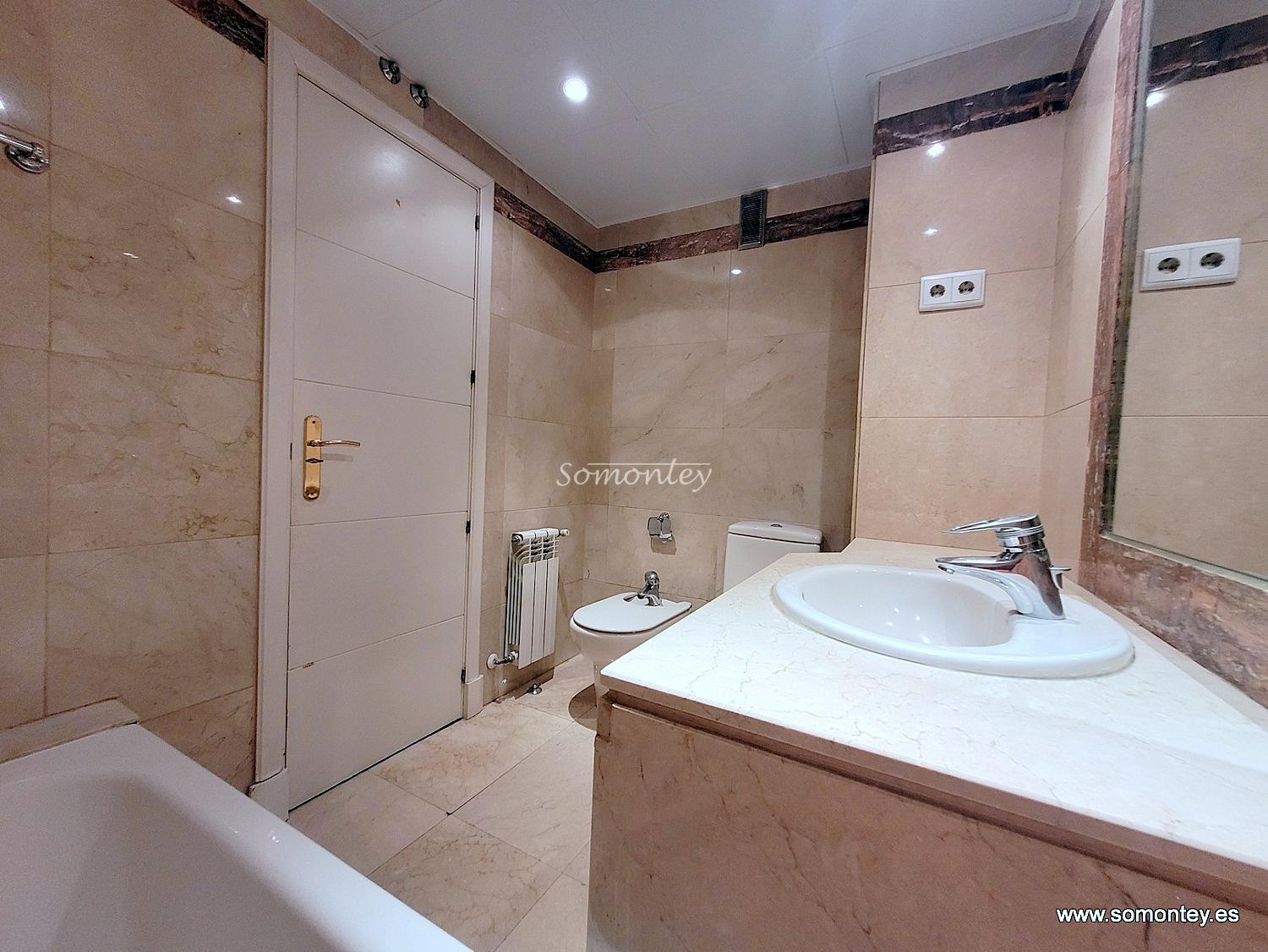 2 dormitorios, piscina, garaje y trastero