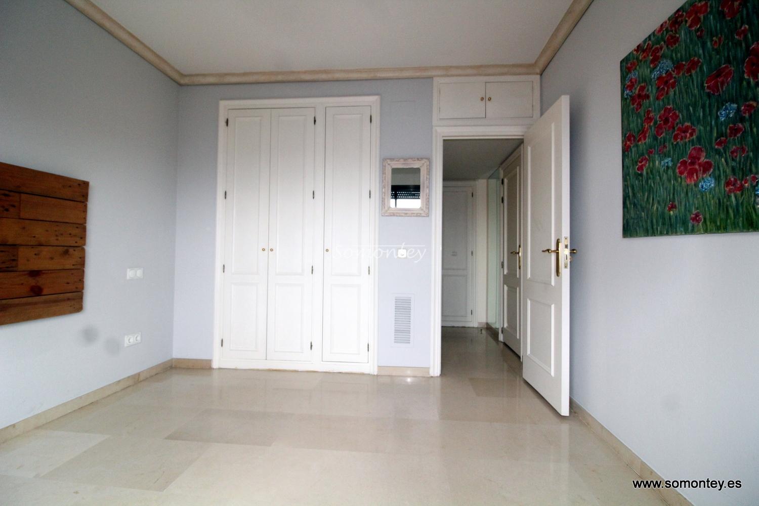 Amplio piso un dormitorio